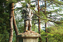 儀賀市郎左衛門の像